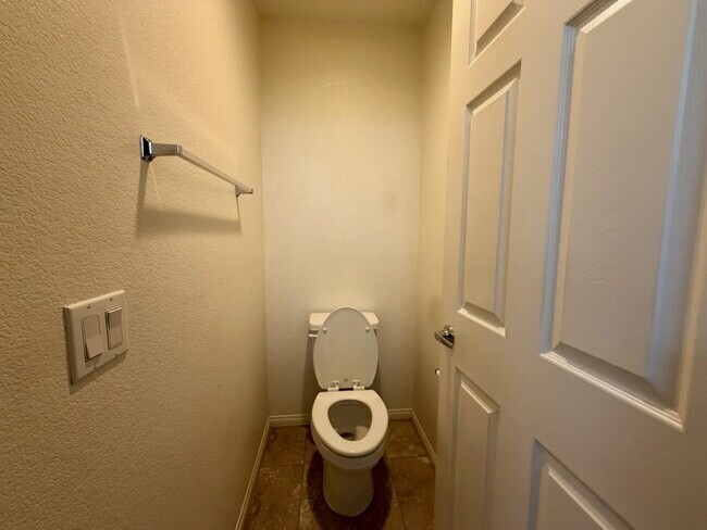 Building Photo - Beautiful 2260sqft 3bed 2.5bath with tile downstairs, carpet in Den & Living Room