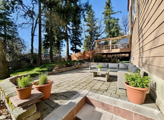 Building Photo - Spacious SW Tigard Retreat with Entertainer’s Backyard & Modern Chef’s Kitchen