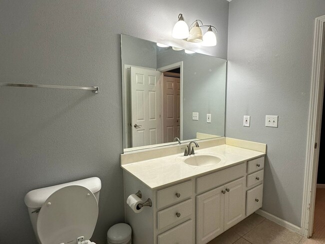 Building Photo - 3 Bedroom Apartment Style Condo in West De...