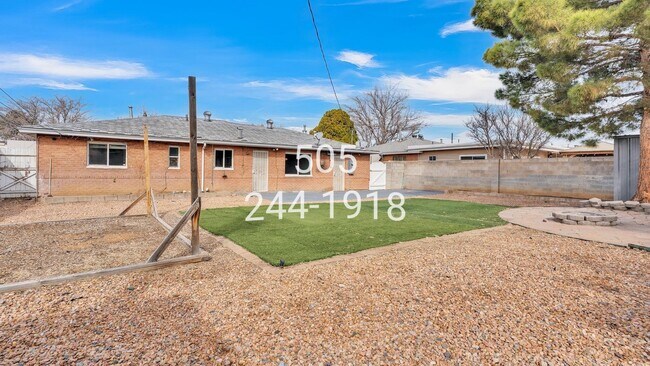 Building Photo - 2426 Hendola Dr NE