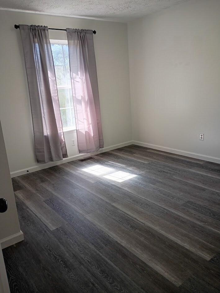 Building Photo - 384 Highland Dr