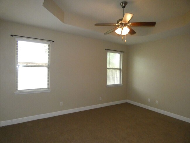 Building Photo - Spacious 5-Bedroom Home