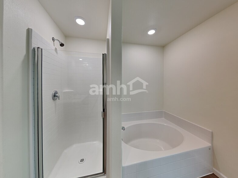 Building Photo - 1311 W 15th Ave