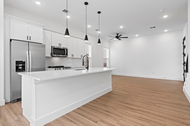 Building Photo - 9437 Pembrook St