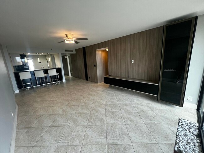 Building Photo - 17 Royal Palm Way