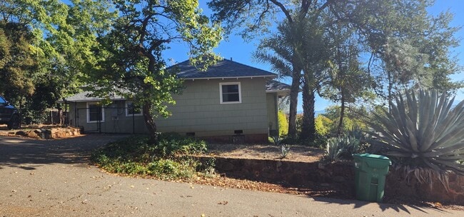 Building Photo - Updated Home with lots of Extras!