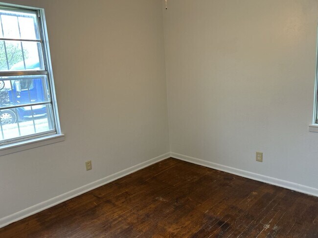 Building Photo - 3312 Lake Travis Ave