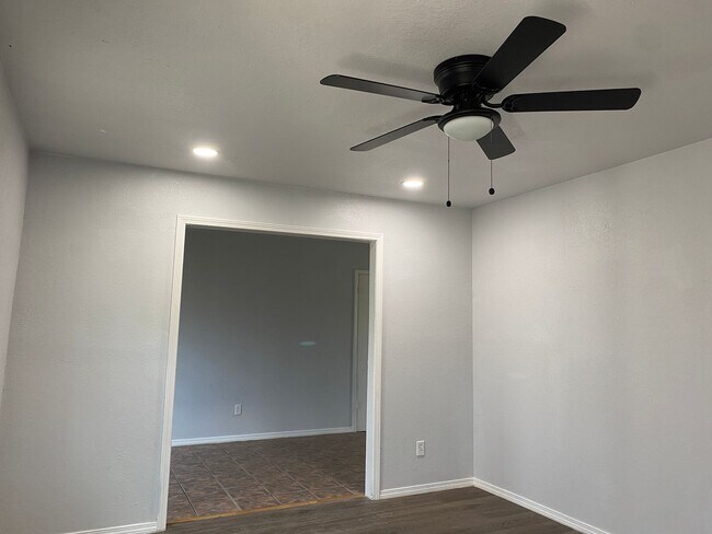 Building Photo - 3 Bedroom 1 Bath Home