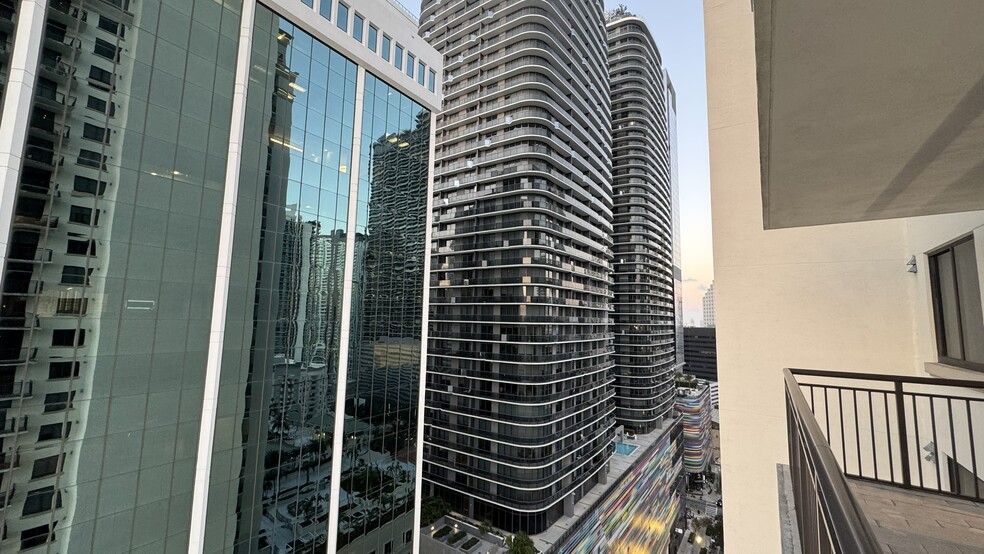 Building Photo - 999 SW 1st Ave