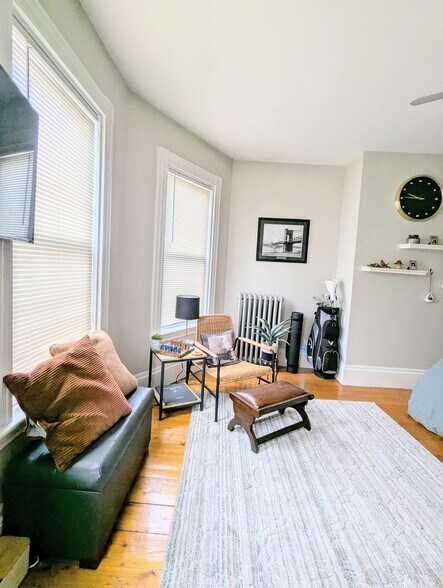 Primary Photo - 881 E 4th St