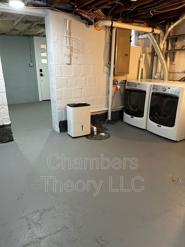 Building Photo - 509 E Luray Ave