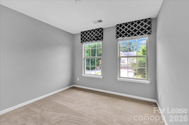 Building Photo - 1935 Fleetwood Dr