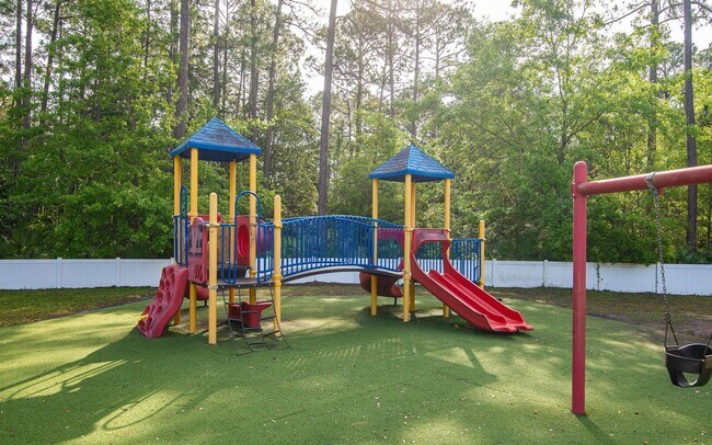 Building Photo - Beautifully updated 2 bed, 2 bath third-fl...