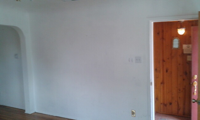 Building Photo - NOB HILL 2 bedroom 1 Bath 1271/SF UTILITIE...