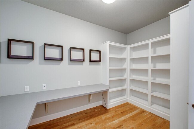 Building Photo - Beautiful Home in Desired Hazelwood Subdiv...