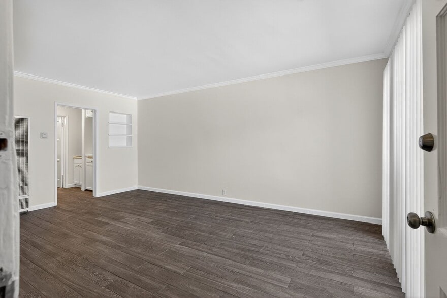 Building Photo - 4141-4147 S Bronson Avenue