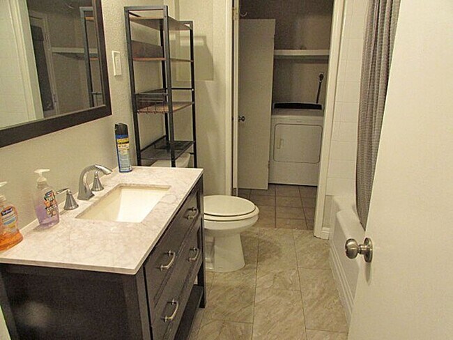 Building Photo - 4BR/2BA house with fenced backyard in South Redlands