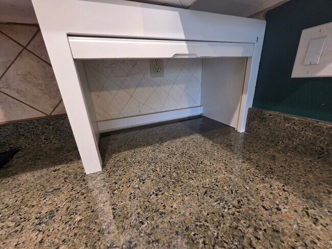 Building Photo - RENOVATED 2BD/1.5 BATH WITH PARKING, LAUNDRY, AND FULL H-VAC