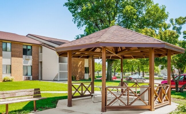 Building Photo - 1425 N 11th Ave E