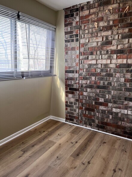 Building Photo - 9822 Nottingham Ave Ave