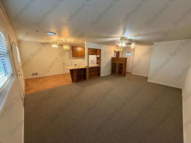 Building Photo - Spacious 4 Bedroom 2 Bathroom Home