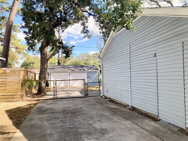 Building Photo - 10124 Homestead Rd