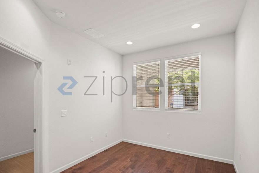 Building Photo - Unit
