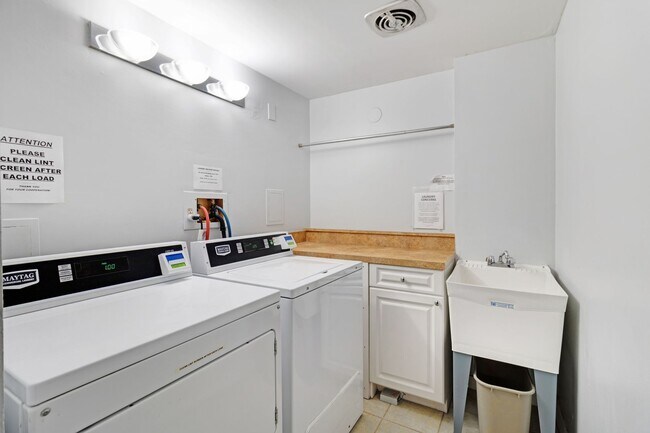 Building Photo - Spacious 2-Bedroom Waterfront Condo in Redington Shores – Long-Term Rental!