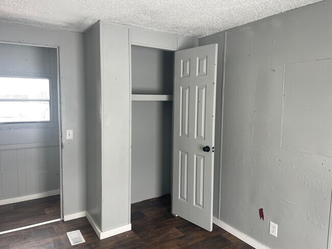 Building Photo - Country living with spacious front and backyard - 3 beds/ 2bath available now