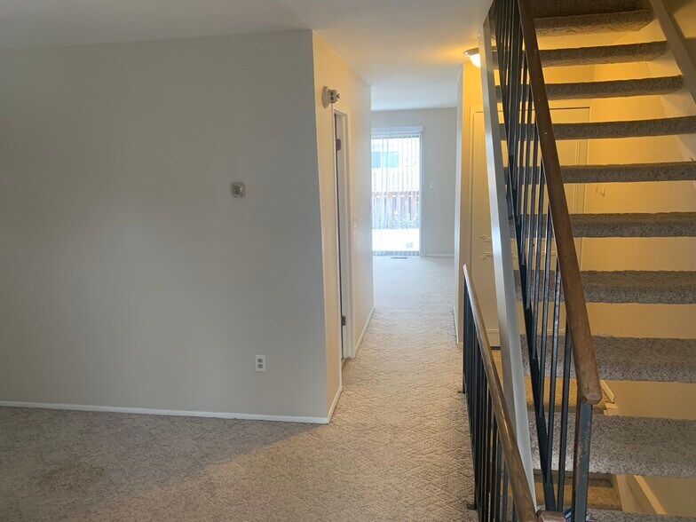 Foyer - 5131 Buckingham