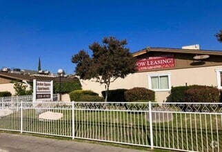 Building Photo - 1 Bedroom 1 Bath Apartment Garden Square ...