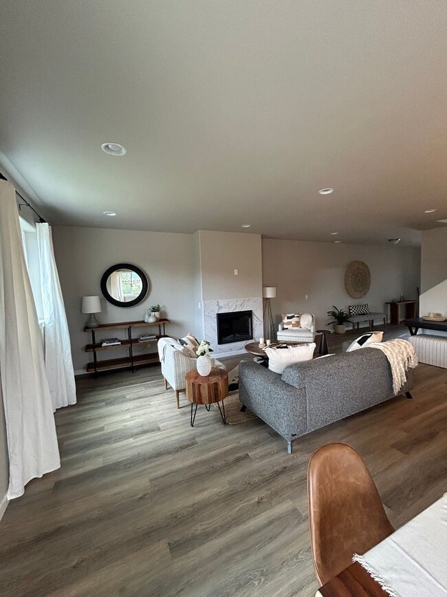 Building Photo - Beautifully Furnished Brand New 5 Bedroom ...