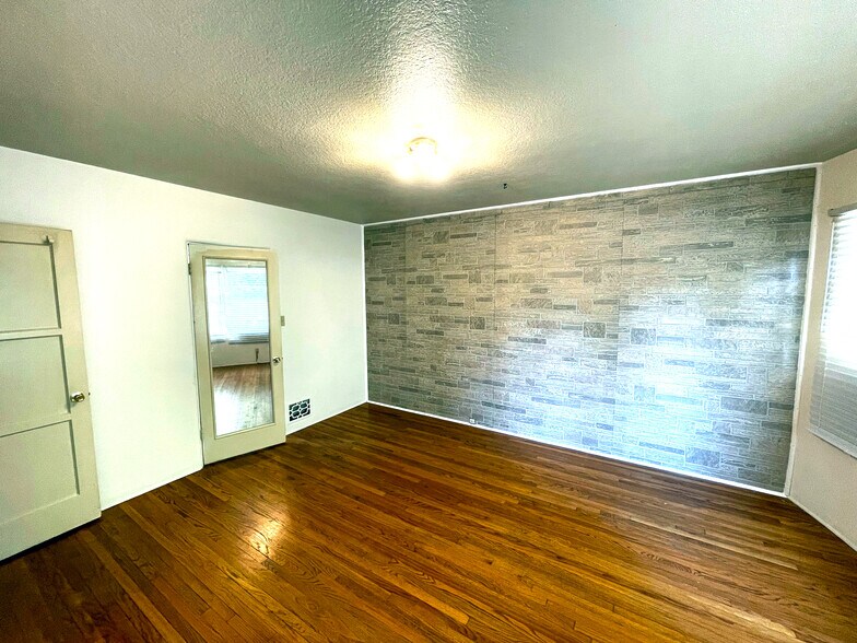 Building Photo - 1700 Don Carlos Ave