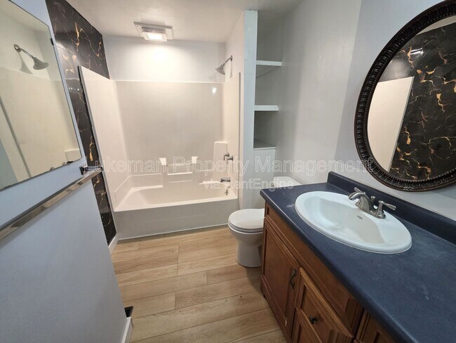 Building Photo - 822 W Main St