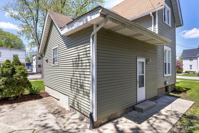 Building Photo - 355 Ryerson Ave