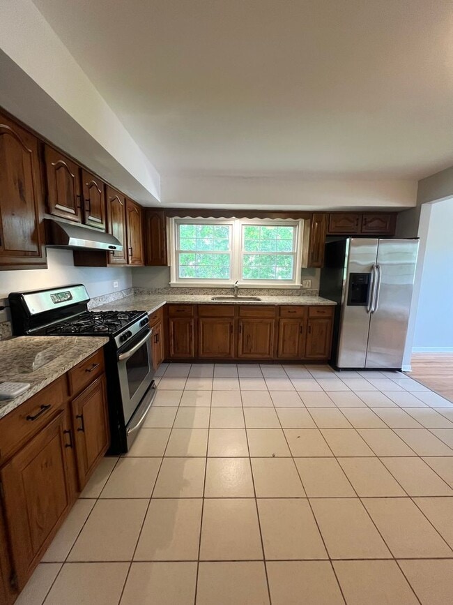Building Photo - 4 Bedroom House Now Available in Tinley Pa...