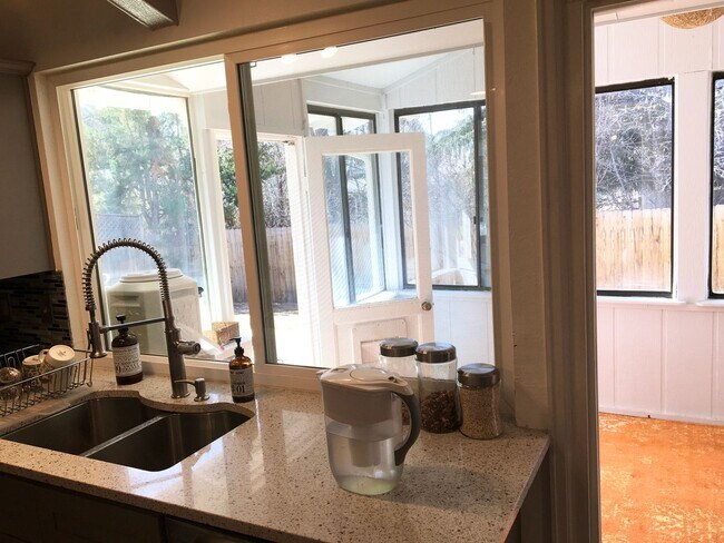 Building Photo - Beautiful & Spacious Home in Quiet Gunbarrel Neighborhood