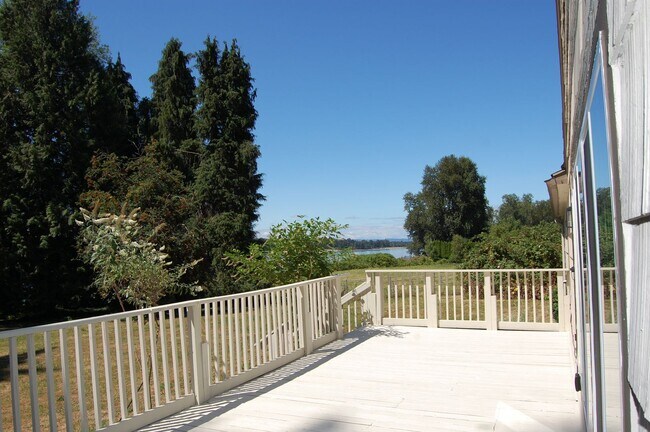 Building Photo - COLUMBIA RIVER Waterfront Home with Access on 1.5 Acres