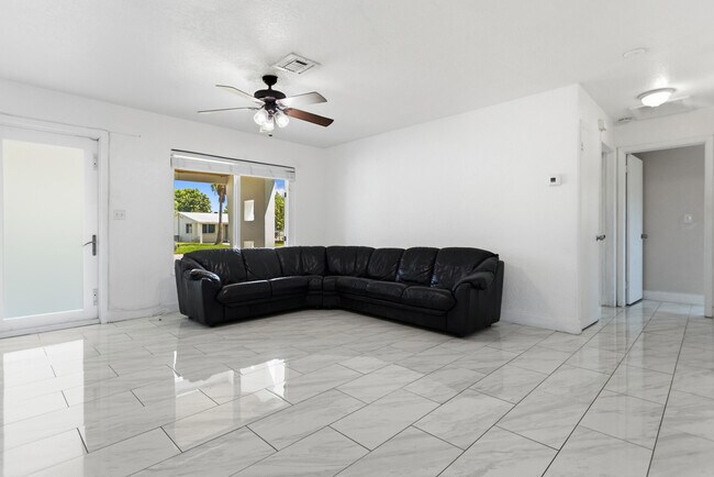Building Photo - 2748 SW 46th Ct