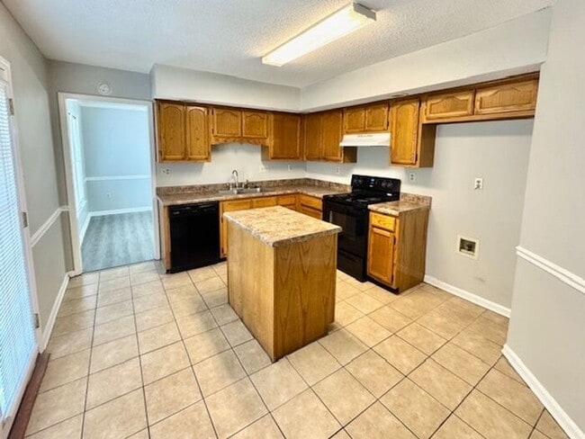 Building Photo - Available Now! 3-bedroom 2.5 bath home 1,8...