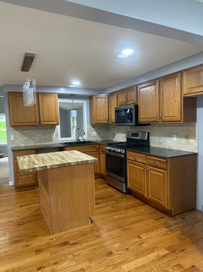 Building Photo - 1011 Hudson St