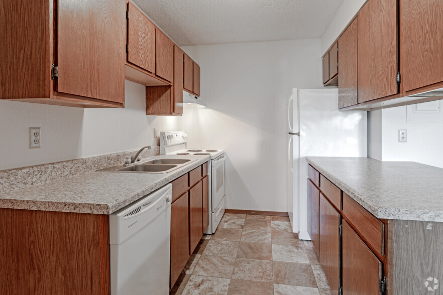 1BR, 1BA - 725SF - Kitchen - Lone Oak Apartments