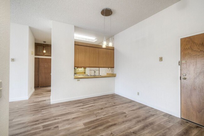 Building Photo - La Jolla Pines- Top Level 2 Bed/2 Ba Available Now!!