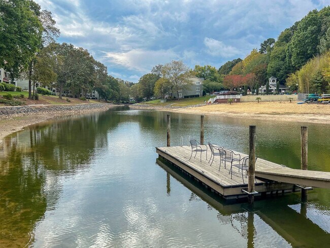 Building Photo - Amenity rich water front condo ready for move in!