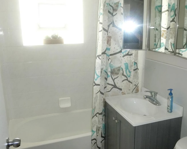 Building Photo - Updated 1-Bedroom Apartment – Available No...