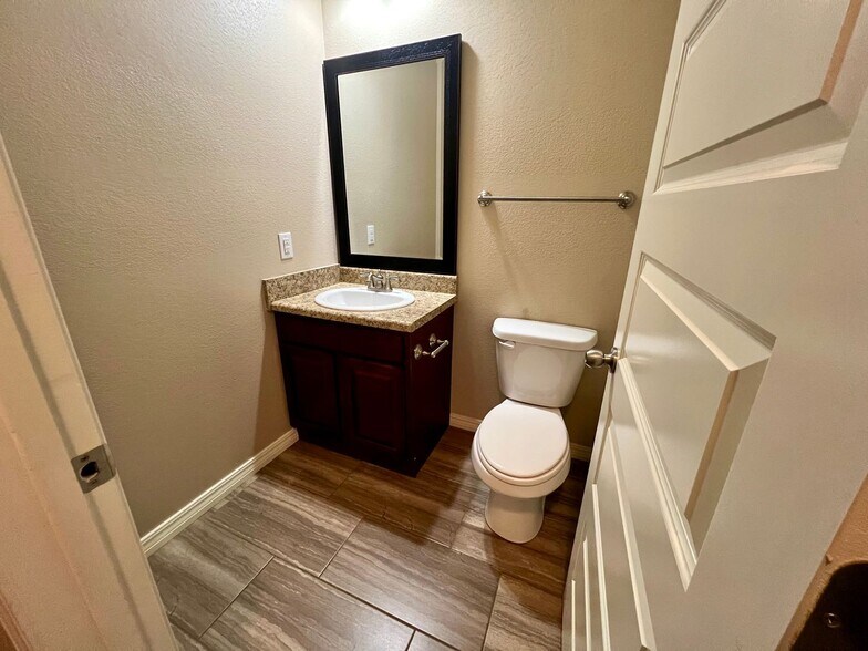 Building Photo - 615 Ridge Point Dr