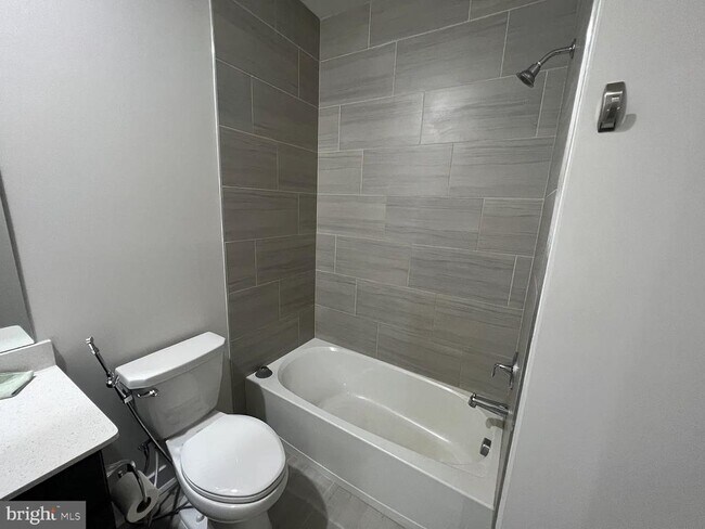 Building Photo - 40 Lochiel Ln