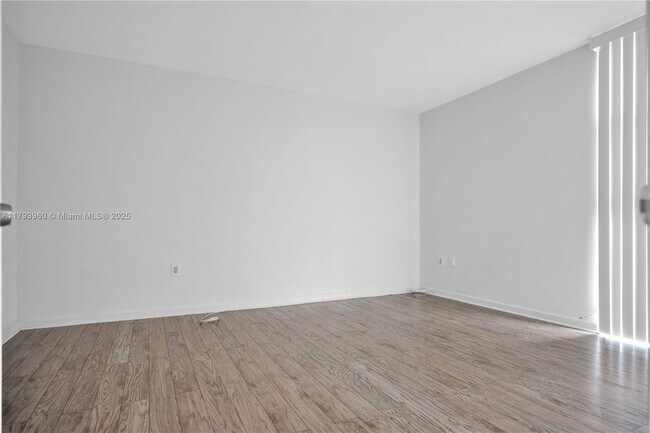 Building Photo - 3701 N Country Club Dr