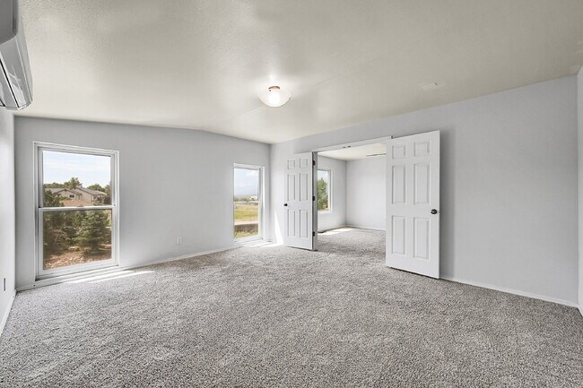 Building Photo - $2,995, 4 bed, 3.5 bath, located in Monume...