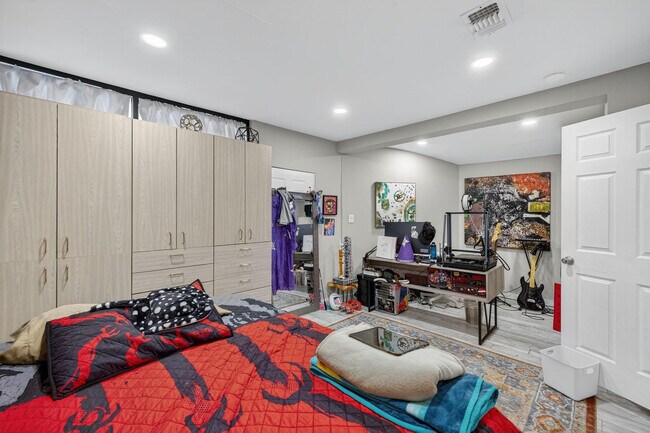 Building Photo - 1570 NE 30th Pl